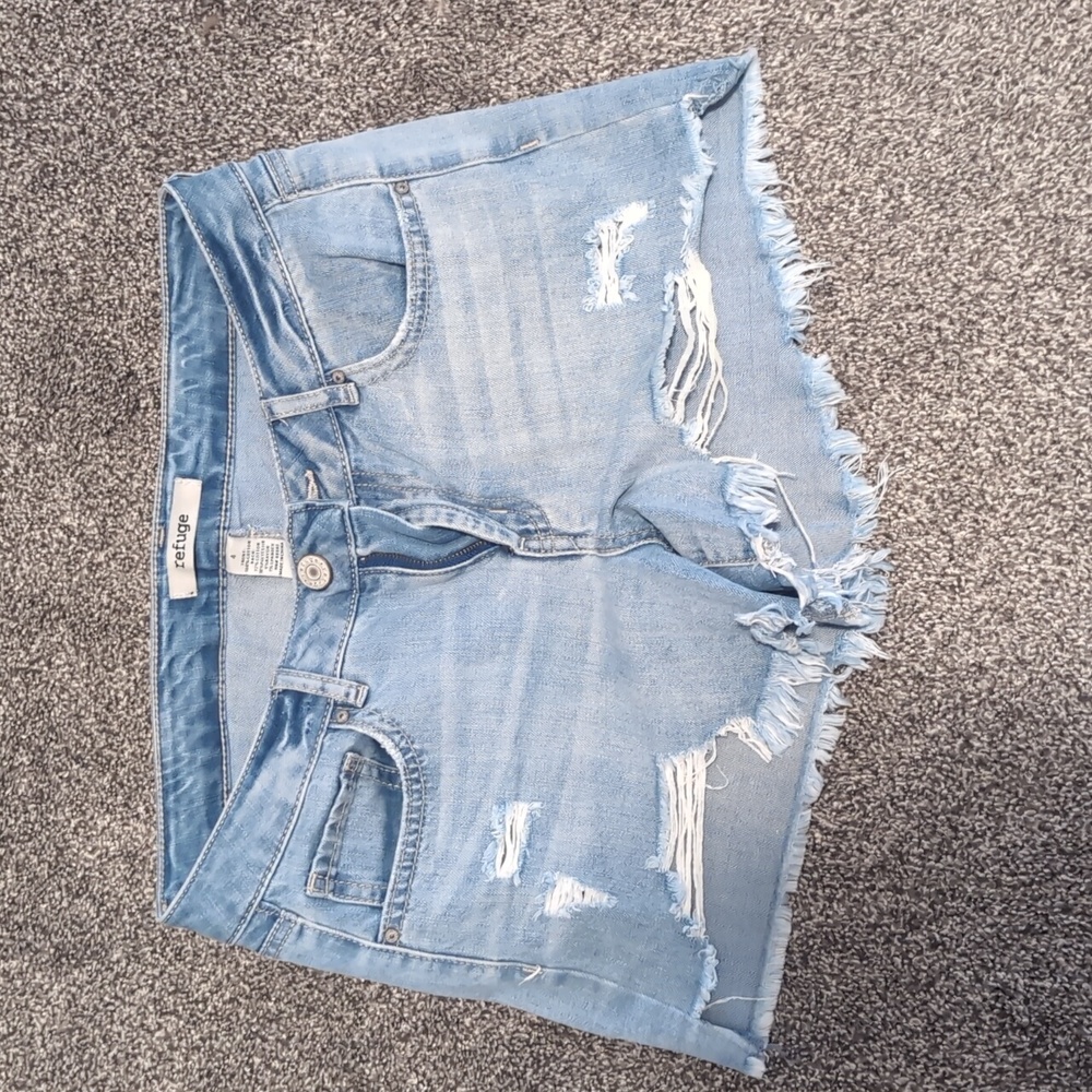 Women distressed jean shorts